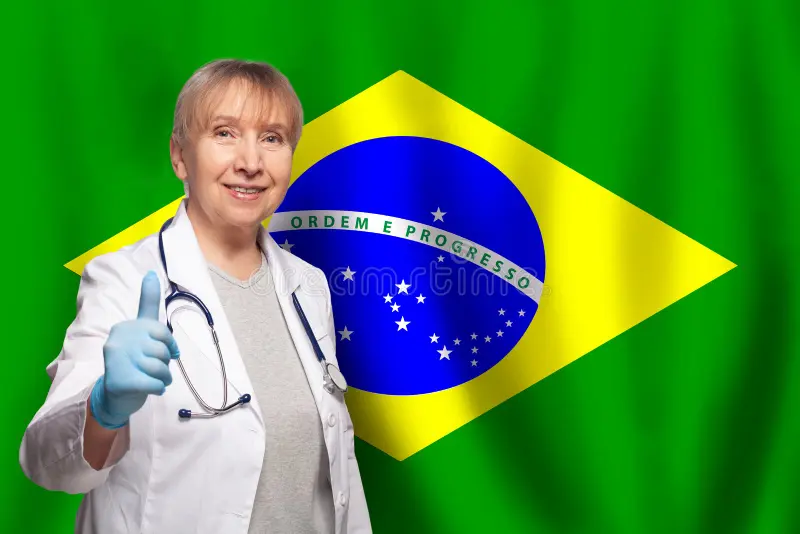 brasileira-sorrindo-médica-madura-segurando-estetoscópio-em-bandeira-do-brasil-268438291